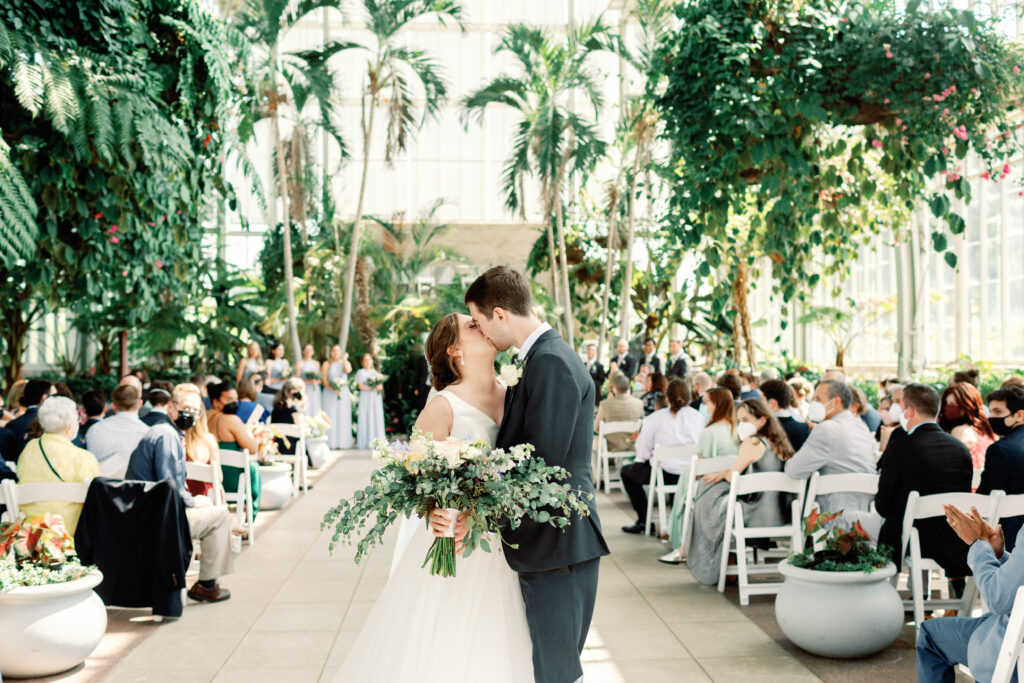 Jewel Box St. Louis wedding couple kissing. 